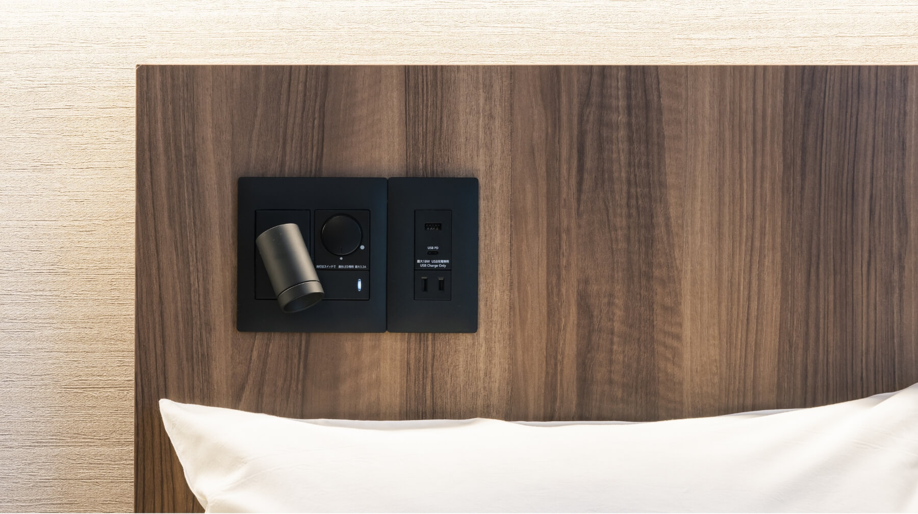 クイーンルームベッドサイド